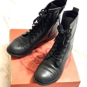 Combat boots